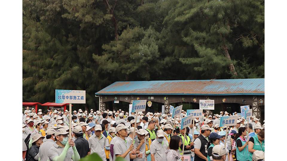 台電各單位同仁與在地鄉親朋友齊聚在通霄海水浴場，攜手清潔沙灘。